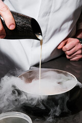 Molecular gastronomy craft using nitrogen to produce mist