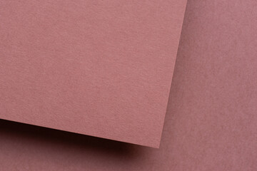 重なっているピンク色の画用紙	