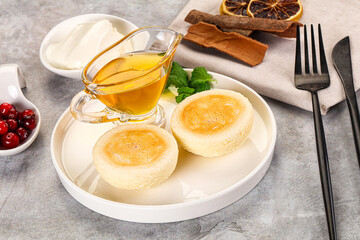 Roasted cheesecakes - Syrniki with honey