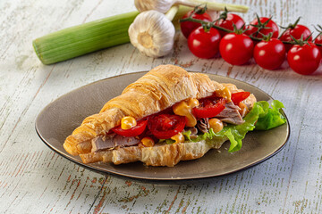 Croissant with tuna, tomato and salad