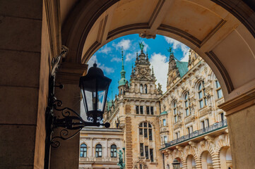 Fototapeta premium Hamburg City Hall Courtyard Framed by Arch and Lantern