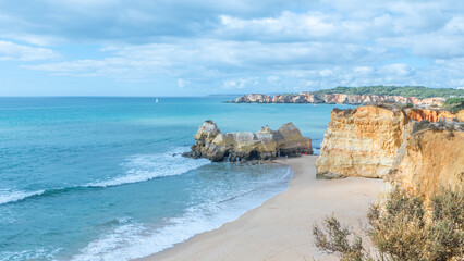 Praia dos Três Castelos, plage public de la ville de Portimao, ville balnéaire du sud du Portugal en Algarve.	