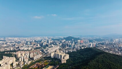 Naklejka premium Aerial View of Modern Seoul Cityscape with Namsan Tower and Residential Area