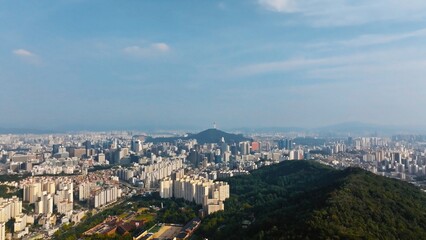 Obraz premium Aerial View of Seoul's Urban Landscape and Green Mountain