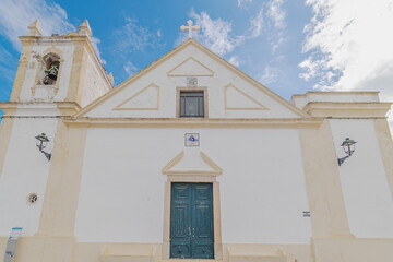 Obraz premium Eglise de Ferragudo, ville balnéaire du sud du Portugal en Algarve. 