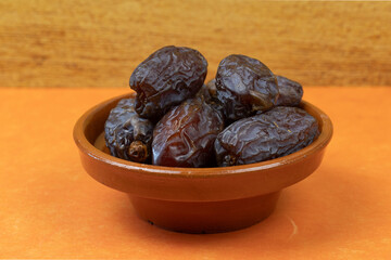 Dattes Medjool fraîches servies dans un bol en terre cuite