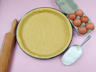 Pâte à tarte crue avec œufs et farine
