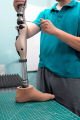 Adjustment and adjustment of the leg prosthesis at the knee joint by a prosthetic technician