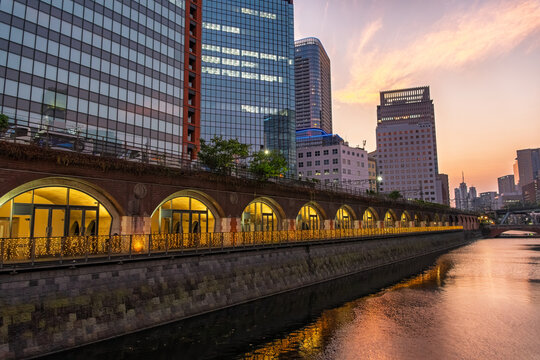 東京都千代田区 夕暮れの秋葉原、万世橋から見る神田川