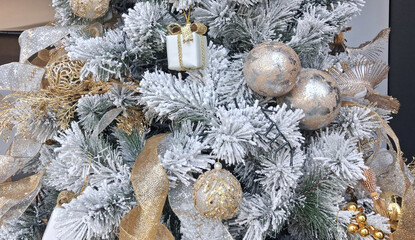 Albero di natale addobbato con palline e luci