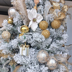 Albero di natale addobbato con palline e luci