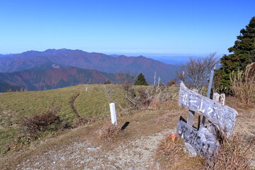 山頂の見晴らし　秋　（徳島県　丸笹山）