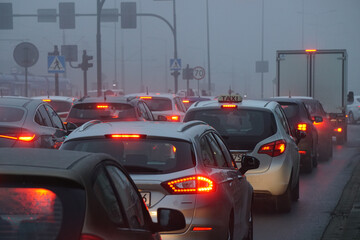 Samochody stojące w korku