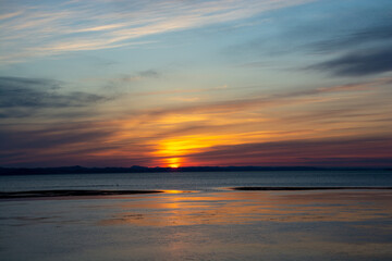 美しい湖の夕暮れ

