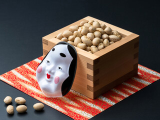 節分の福豆とおかめ面を使った和風静物イメージ
