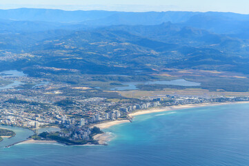 着陸する飛行機から眺めるゴールドコーストのとても美しい海岸風景A beautiful view of the Gold Coast from a landing plane