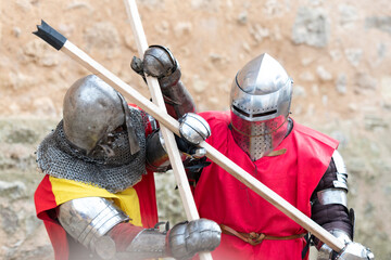 Reconstitution d'un duel de combattants de l'&eacute;poque m&eacute;di&eacute;vale.