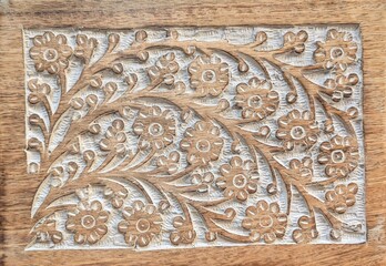 Plancha de vieja madera grabada con flores y ramas