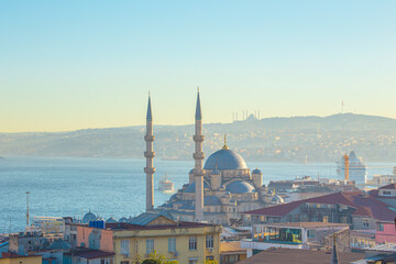Obraz premium Sunrise in Istanbul. The New Valide Sultan Mosque and the Çamlıca Mosque in the background.