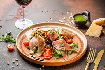 Prosciutto salad with spinach and tomatoes