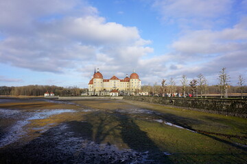 Blick zum Barockschloss Moritzburg in Sachsen