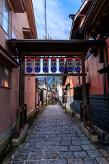 Fototapeta premium 郡上八幡の石畳の路地に提灯が並ぶ風情ある町並み