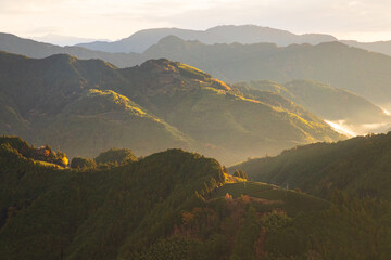 朝日が照らす山々