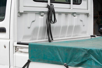 軽トラックの荷台に吊るされたゴムロープ