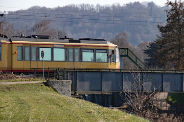Strassenbahnn &uuml;berquert eine Br&uuml;cke