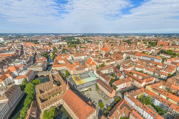 Naklejka premium Die Innenstadt der mittelfränkischen Metropole Nürnberg rund um die Insel Schütt von oben 