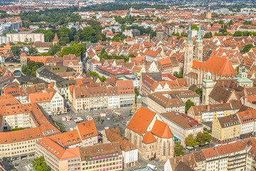 Obraz premium Sommerlicher Ausblick auf die Nürnberger Altstadt rund um die Pegnitz-Insel Schuett