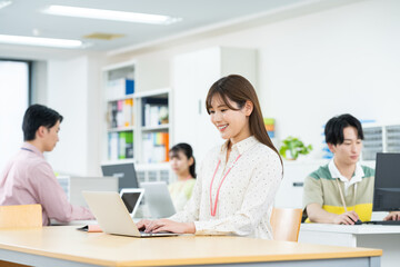 オフィスで働く若い女性のエンジニア