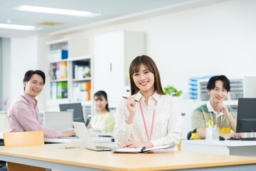 オフィスで働く若いエンジニア