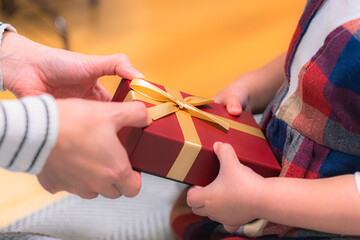子どもへプレゼントを手渡す瞬間　クリスマスシーズンのギフトシーン