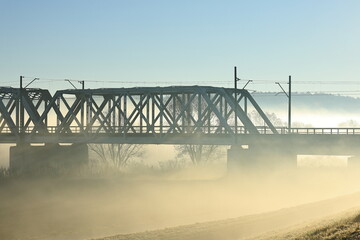 Most kolejowy we mgle © Jan Clarius