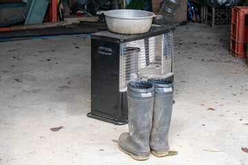 作業小屋の石油ストーブと長靴