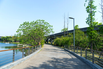 The path across the lake bridge in Chengdu Jincheng Lake Park
