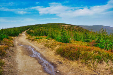 Beskid Śląski - Malinowska Skała - widok na Skrzyczne. Malowniczy górski krajobraz wczesną wiosną. © Pol Badger