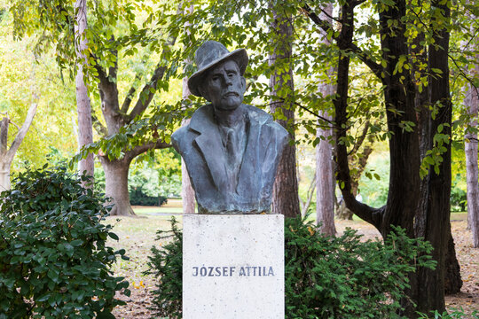 Budapest, Hungary, October 11, 2025 - Bronze bust of Attila J&oacute;zsef,&nbsp;one of the most famous Hungarian poets of the 20th century, on Margit-sziget island (Margaret Island) seen in the fall