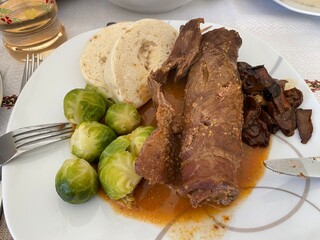 rfoulade mit rosenkohl und semmelknödel hausmannskost