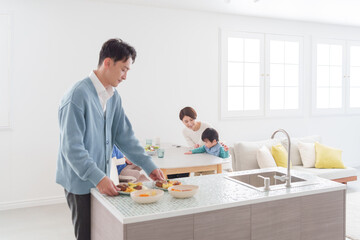 家族で食べる料理を配膳する父親