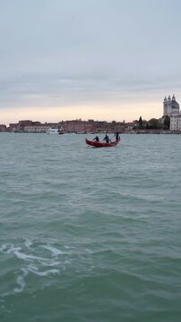 traditional voga alla veneta rowing on grand canal vertical video 