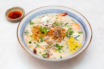 Bouillon Mixian aux fruits de mer avec vermicelles de riz, l&eacute;gumes et s&eacute;same noir