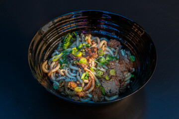 Dan Dan udon avec b&oelig;uf marin&eacute;, huile piment&eacute;e, p&acirc;te de s&eacute;same et oignons verts