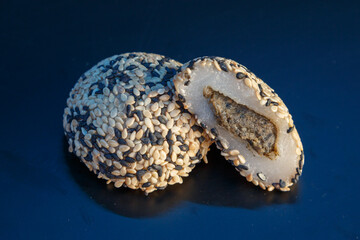 Mochi au s&eacute;same &ndash; dessert japonais traditionnel, gros plan