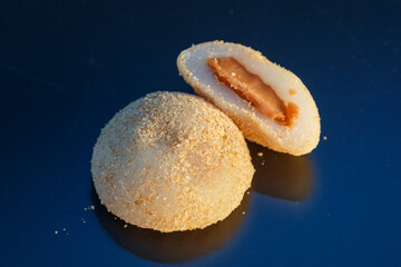 Mochi &agrave; la cacahu&egrave;te &ndash; dessert japonais traditionnel, gros plan 