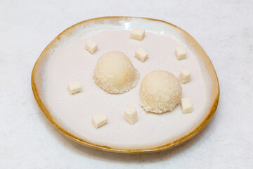 Perles de coco dans une assiette blanche &ndash; dessert asiatique