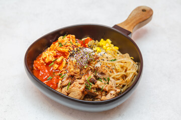 Yum Yum nouilles au porc &ndash; sp&eacute;cialit&eacute; chinoise