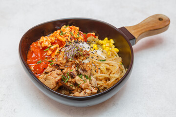 Yum Yum nouilles au porc – spécialité chinoise