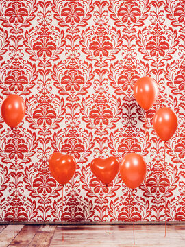 rote Herzballons in roter Kulisse